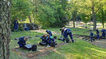 THW-Jugend bei der aktiven Pflege von Kriegsgräbern auf dem Gilbergfriedhof in Siegen.
